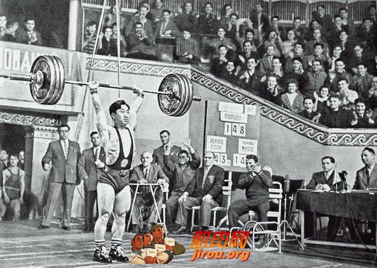 1959年3月，陈镜开在莫斯科国际个人举重锦标赛中，以148公斤的成绩打破世界纪录