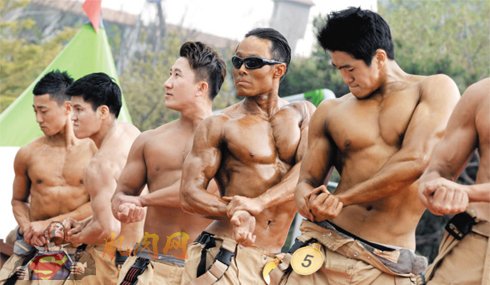 韩国：消防队健美大赛 型男脱衣秀身材