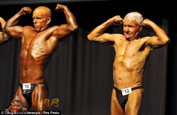 83岁的雷纳德穆恩（右）在澳大利亚墨尔本参加世界健身联盟国际冠军赛。