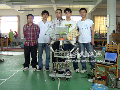 姚晨等五名同学和他们设计发明的“多人健身娱乐机”