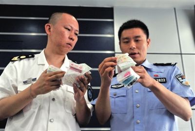 北京警方展示假药。昨天，北京警方通报本市首例跨国贩卖假药案告破，查获泰国YANHEE（燕嬉）减肥药约70余万粒，16人被刑拘。新华社发