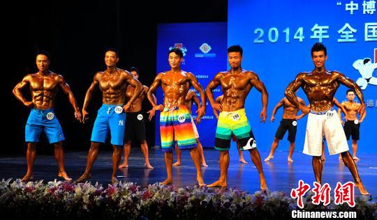 2014年“中博文化杯”全国健身锦标赛比赛现场。　安源　摄