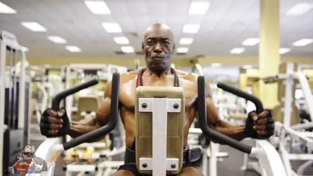 据英国《每日邮报》2月14日报道，美国佐治亚州一名叫山姆?布莱恩特的70岁老人经过27年的健身锻炼，不仅荣获了各种奖杯，更收获了健康的体魄。山姆表示，自己目前还没有放弃健身的想法。
