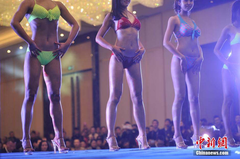 重庆时尚健体赛展现选手健美身姿