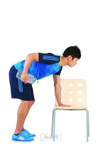 膝盖微蹲，上半身向前倾45度，再把腰挺直(徒手或举公事包、水瓶皆可)，动作重复进行20～30次。