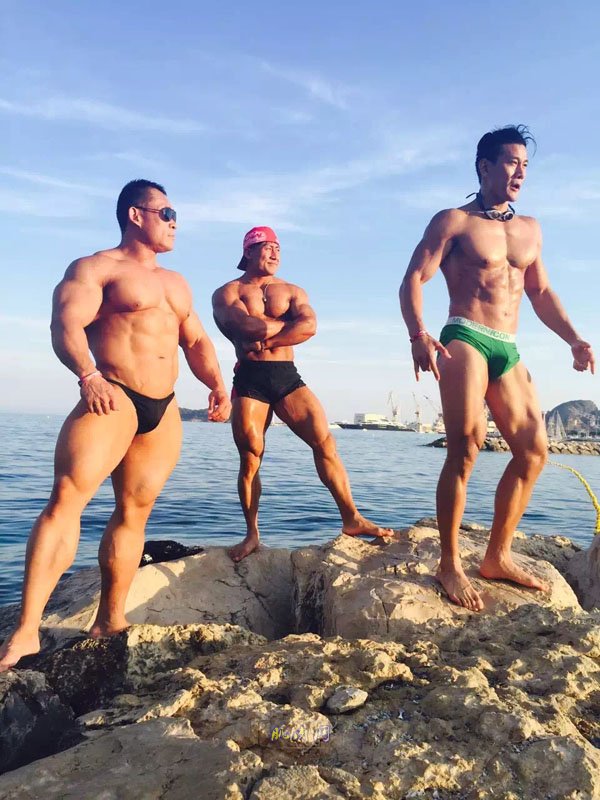 中国健美人士肌肉海滩秀看呆法国友人（组图）
