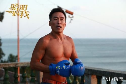 不老男神郑浩南影视质量高  坚持健身八块腹肌依然在