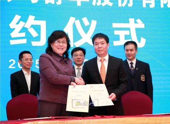 舒华股份有限公司董事长、总裁张维建与中国健美协会副主席刘北剑（左）签约后握手致意。
