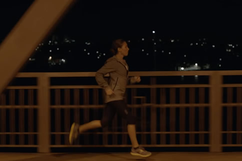 夜跑能锻练腹肌吗 夜跑怎么跑练腹肌