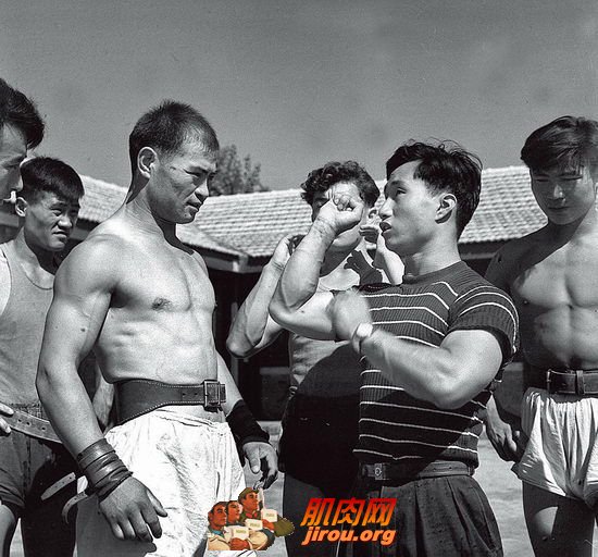 1959年，上，第一届全国运动会陈镜开（右二）为新疆运动员讲解技术动作