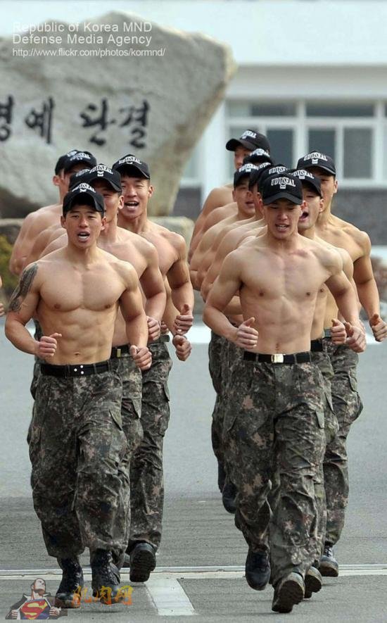 韩国海军个个是肌肉男