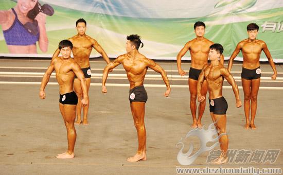 男子体育模特项目选手在比赛中。记者 王志伟 摄