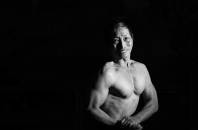 74岁老人泡健身房8年成健美型男大秀肌肉（图）