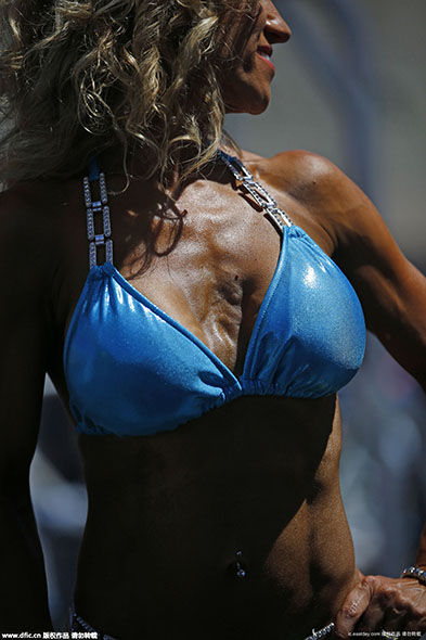 当地时间2015年9月7日，美国威尼斯，2015肌肉海滩健美大赛，众美女健身教练比基尼亮相。[!--empirenews.page--]