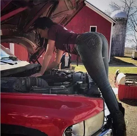 她被誉为最性感的汽车修理工，吸粉无数却偏要靠技术吃饭！