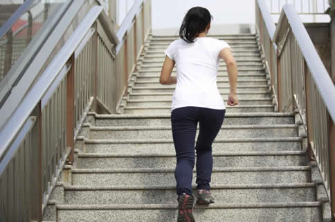 爬楼梯是有氧运动吗 爬楼梯一小时消耗多少卡路里